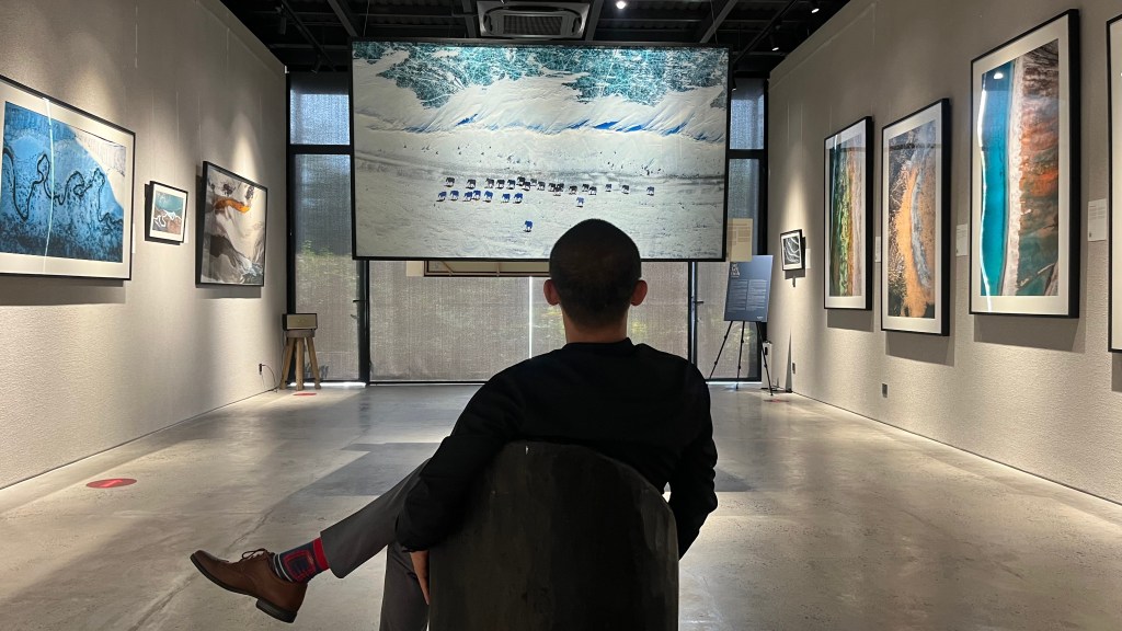 Bước chậm giữa đôi bờ, Trung&nbsp;Giới